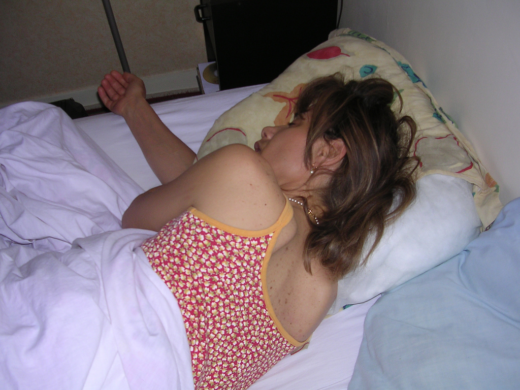 Подруга спит без трусиков в коротком платье фото