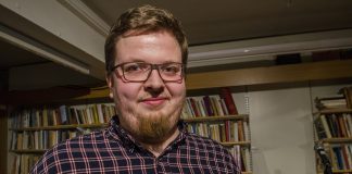 Kommunikasjonsrådgjevar i Mental Helse Ungdom, Adrian Lorentsson, har sjølv opplevd korleis det å ikkje setja ord på kjensler kan gå på den psykiske helsa laus.