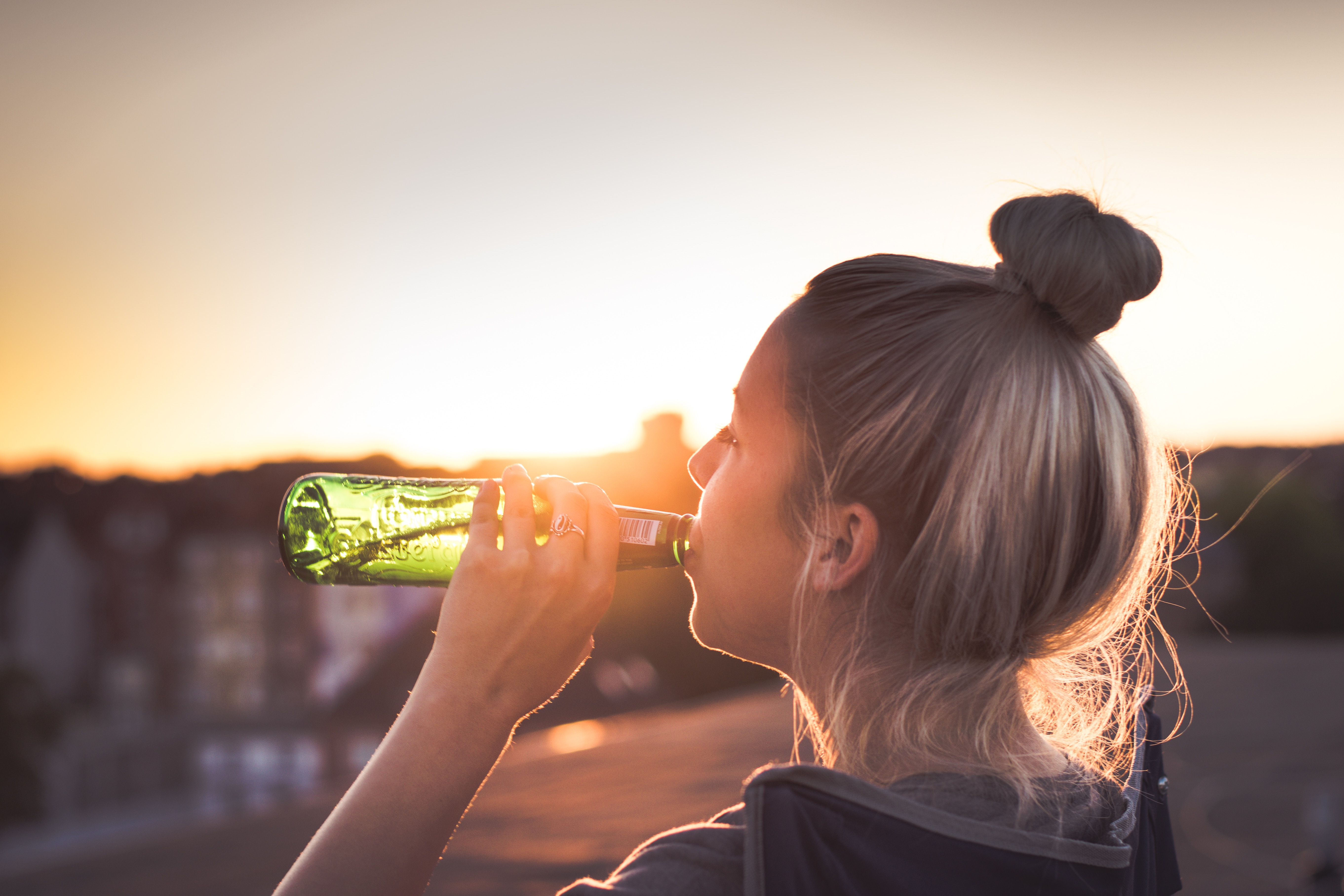 Isn t drink. Девушка с бутылкой. Девушка пьет пиво. Девочки и выпивка.