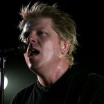 «The more you suffer, the more it shows you really care,» syng vokalist Dexter Holland i The Offspring i «Self Esteem». Her frå ein konsert i 2009.
