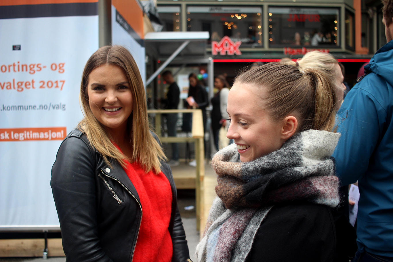Studentane Ingveig Sveen Eilertsen (24) og Ann Harriet Granberg (23) har ikkje hatt tid til å følgja mykje med på debattane i valkampen, men utnytta den siste dagen av førehandsrøystinga i Oslo.
