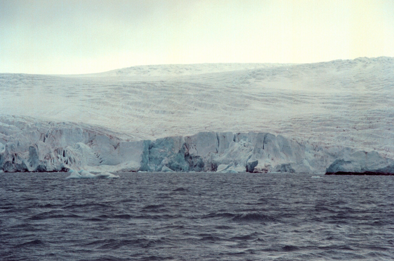 Norske isbrear smelter sakte, men sikkert bort. Bildet viser Nordenskiöldbreen i Isfjorden på Svalbard.
