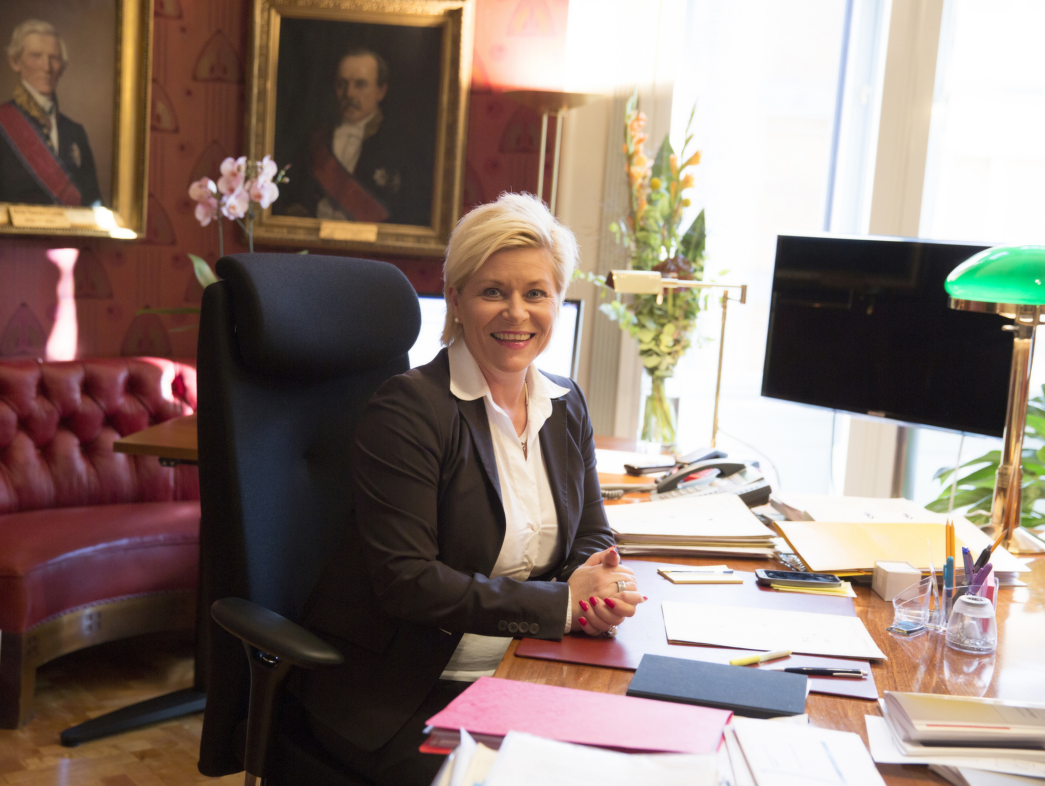 Finansminister Siv Jensen (Frp) på kontoret sitt.