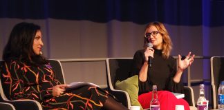 Jennifer Niven (til høgre) blei intervjua av Tara Moshizi under bokmessa i Gøteborg i slutten av september. Foto: Runar B. Mæland