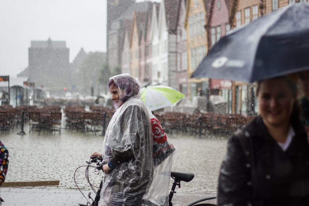 I framtida blir det enno meir regn og storm heile året på bryggja i Bergen og andre stader på Vestlandet. Foto: Mona Maria Løberg / Naturvernforbundet Hordaland