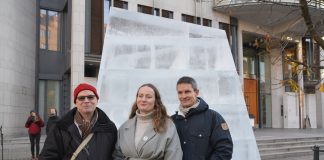 Natur og Ungdom-leiar Ingrid Skjoldvær ved Oslo Tingrett saman med Greenpeace-leiar Truls Gulowsen (til høgre) og Steinar Høiback i Besteforeldrenes klimaaksjon.