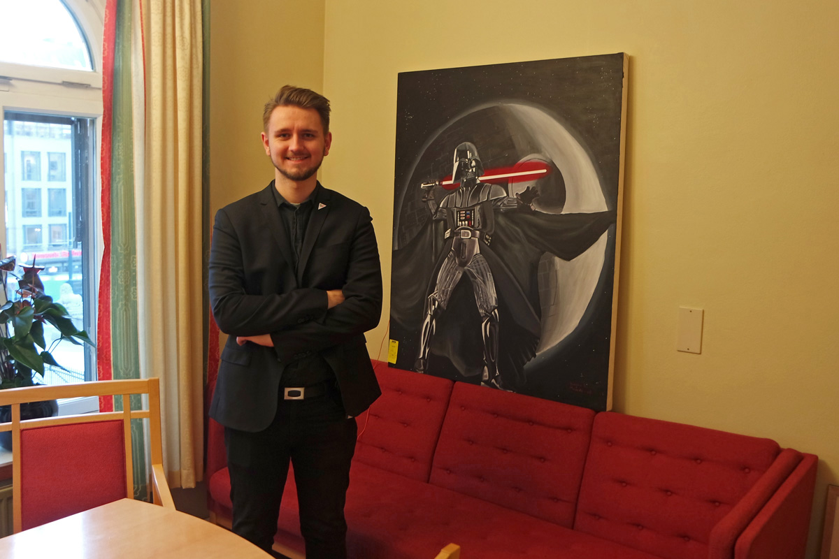 – Eg har overtatt som Star Wars-politisk talsmann i SV, seier Freddy André Øvstegård, som arva Darth Vader-portrettet etter Snorre Valen.