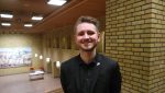 Freddy André Øvstegård (22) var fulltidsstudent og budde i kollektiv då han blei vald inn på Stortinget i september. Men han er framleis seg sjølv, meiner han.