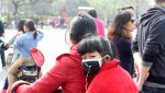 Jente med munnbind i den kinesiske byen Hangzhou.
