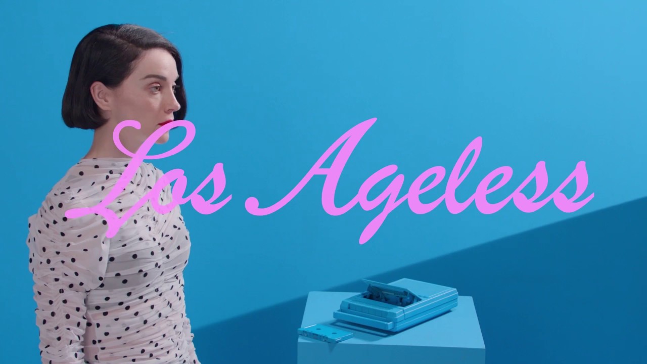 St. Vincent alias Annie Clark strekkjer seg i musikkvideoen til «Los Ageless». YouTube.
