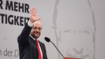 Martin Schulz i det tyske sosialdemokratiske partiet tapte valet i september, men diskuterer no regjeringssamarbeid med Angela Merkels parti. Samstundes luftar han visjonen om «Dei europeiske sambandsstatane»