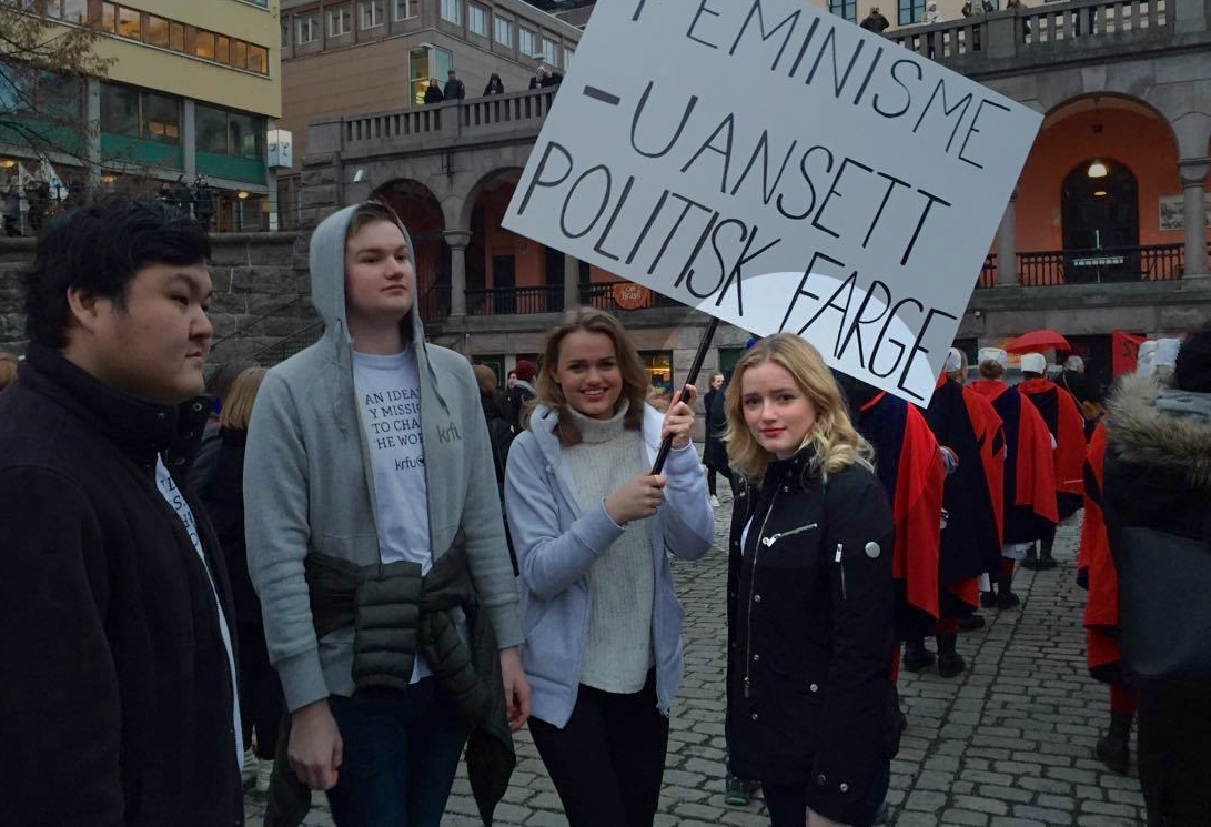 Sentralstyrevara i KrFU, Julia Sandstø, med partifellane Hedvig Halgunset, Kristian Sveistrup og Kim André Wiig i 8.mars-tog under parolen «Feminisme, uansett politisk farge».