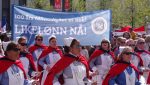 Kari Nordmann tener framleis mykje mindre enn Ola, viser tal frå SSB. Her går Norsk sykepleierforbund i 1. mai-tog for likeløn.