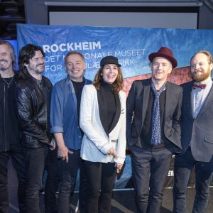 Morten Abel, Kari Bremnes og Stage Dolls blei tysdag avslørte som artistane som i mai neste år skal innlemmast i Rockheim Hall of Fame. På bildet f.v. Steinar Krokstad, Morten Skogstad, Terje Storli, Stage Dolls, Kari Bremnes, Morten Abel og Jon Niklas Rønning, programleiar for Rockheim Hall of Fame 2018