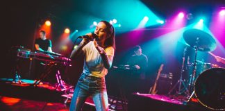 Sigrid Solbakk Raabe (21) er ein av dei yngste artistane gjennom tidene som har vunne BBC sin «Sound of». Her står ho på scenen og syng