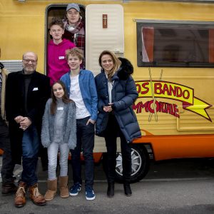 Ine Jansen og Ingar Helge Gimle er to gjengangarar på film i vår. Her er dei saman med medspelarane i filmen «Los Bando»: Stig Henrik Hoff, Jonas Hoff Oftebro, Tiril Marie Høistad Berger og Tage Hogness Jakob Dyrud. Foto: Cornelius Poppe / NTB scanpix