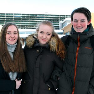 Både Emilie Erdal, Rebecca Brenna og Wilfred Lie gler seg til å bli ferdig med vidaregåande og å byrje å studere. Foto: Beate Haugtrø