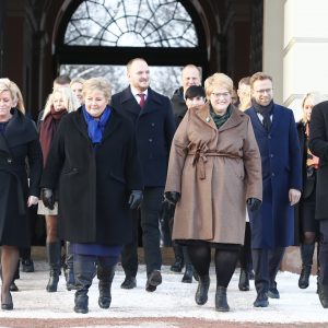 Regjeringen Solberg på Slottsplassen etter ekstraordinært statsråd på Slottet. Statsminister Erna Solberg (H), finansminister Siv Jensen (Frp), kulturminister Trine Skei Grande (V), klima- og miljøminister Ola Elvestuen (V), minister for høyere utdanning og forskning Iselin Nybø (V), eldreminister Åse Michaelsen (Frp), bistands- og utviklingsminister Nikolai Astrup (H), justis- og innvandringsminister Sylvi Listhaug (Frp), barne- og likestillingsminister Linda Hofstad Helleland (H), kunnskapsminister Jan Tore Sanner (H), kommunal- og moderniseringsminister Monica Mæland (H), næringsminister Torbjørn Røe Isaksen (H), utenriksminister Ine Eriksen Søreide (H), forsvarsminister Frank Bakke-Jensen (H), helseminister Bent Høie (H), samferdselsminister Ketil Solvik-Olsen (Frp), arbeids- og sosialminister Anniken Hauglie (H), landbruks- og matminister Jon Georg Dale (Frp), fiskeriminister Per Sandberg (Frp) og olje- og energminister Terje Søviknes (Frp). Foto: Heiko Junge / NTB scanpix