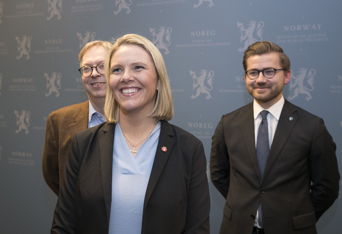 Sylvi Listhaug er ny justisminister (Frp). Her med statssekretærane Thor Kleppen Sættem (H) (t.h,) og Sveinung Rotevatn (V). Rotevatn er i pressa allereie utnemnt til Listhaugs vaktbikkje.
