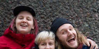 Ida Charlotte Bratteberg Jakobsen (28) på vokal og gitar, Ragnhild Nelvik Bruseth (30) på trommer, og Alexander Didriksen (28) på bass, er Intetskjønn. Foto: Beate Haugtrø