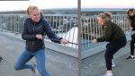 På kvar si side av brua mellom Hitra og Frøya markerte dei at innsamlingsaksjonen var i gang. Aksjonsleiar Thea Arntsen (t.v.) og Sara Meyer (t.h.). Foto: Lars Otto Eide, Hitra-Frøya