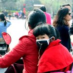 Jente med munnbind i den kinesiske byen Hangzhou. Foto: Ragnhild Sofie Selstø.