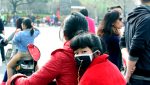 Jente med munnbind i den kinesiske byen Hangzhou. Foto: Ragnhild Sofie Selstø.