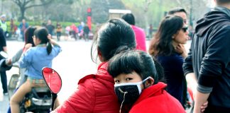 Jente med munnbind i den kinesiske byen Hangzhou. Foto: Ragnhild Sofie Selstø.