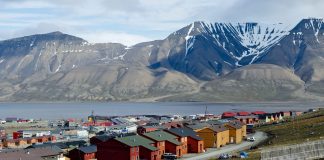 Det ser lysare ut for ein framtidig folkehøgskule i Longyearbyen på Svalbard. Foto: Jon Olav Nesvold / NTB scanpix / NPK