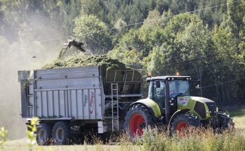Lett lufttrykk i dekka på traktoren kan ha mykje å seia for å få ned dieselforbruket i landbruket. Foto: Terje Bendiksby / NTB scanpix / NP
