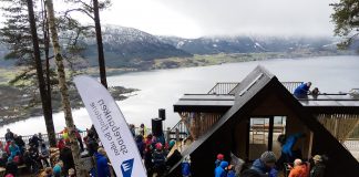 Fredag var det storstilt opning av dagsturhytta på Sandane. Hytta er den første av i alt 26 dagsturhytter i Sogn og Fjordane. Foto: Jan Kjetil Øygard / Gloppen kommune