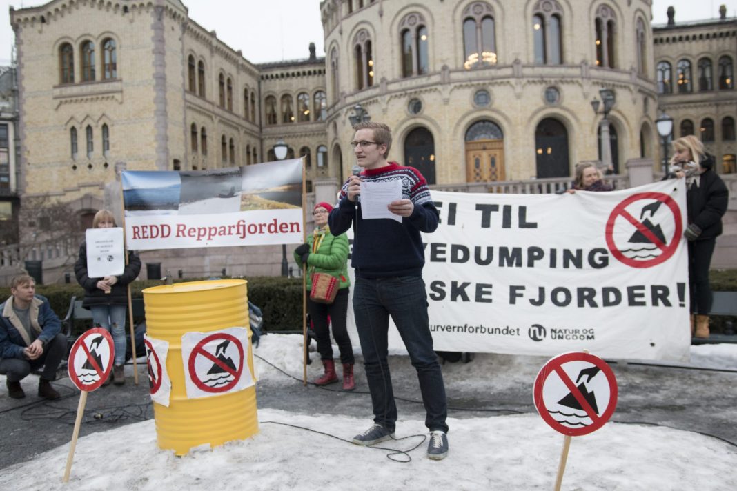 Sindre Hornnes frå aksjonen utanfor Stortinget. Foto: AuF