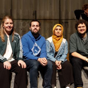 Siri Marie Seim Sønstelie, Yousef Bartho Al-Nahi, Faten Mahdi Al-Hussaini, , og Tor Itai Keilen fortel alle om sine opplevingar av utanforskap på hovudscena på Det Norske Teateret. Foto: Beate Haugtrø