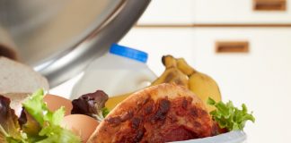 I gjennomsnitt kastar kvar nordmann kvart år 42,1 kilo mat som kunne har vore eten. Foto: iStockPhoto / Grønt punkt Norge