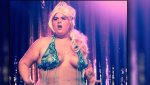 Carina Carlsen på burlesque-scena som missedronning. Carlsen meiner det er ufeministisk å seie kva andre kan gjere med kroppen sin.