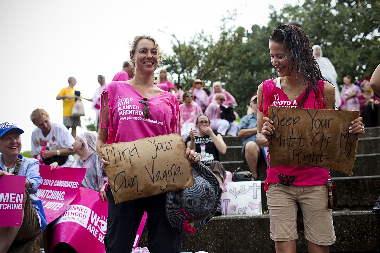 Ein demonstrasjon i Tampa, USA for å støtte Planned Parenthood, ein organisasjon som m.a. tilbyr informasjon om abort. Foto: Mallory Benedict/PBS NewsHour