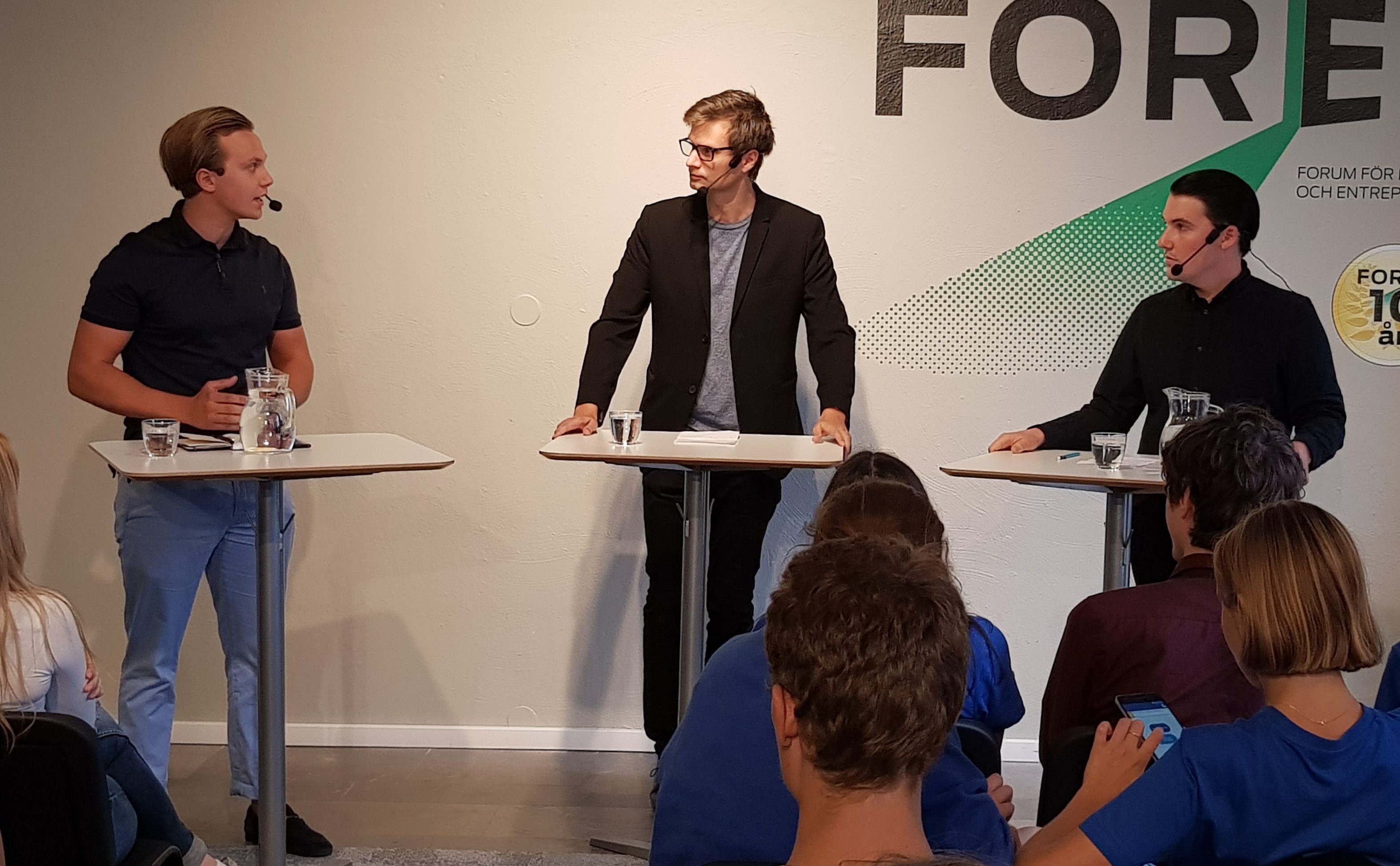 Tobias Andersson, leiar for Ungsvenskana (til venstre) møtte laurdag leiaren for Liberala Ungdomsförbundet, Joar Forsell, til debatt om integrasjon og EU. Foto: Runar B. Mæland
