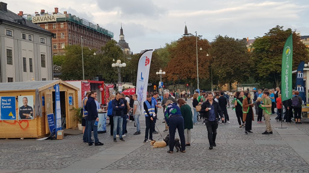 Det vrimla av politikarar, veljarar og hundar på Medborgarplatsen i Stockholm dagen før valet.