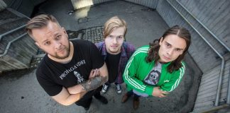 Frå venstre P3-programleiar Jørn Kaarstad, årdølen Bård Linga (i midten) og Olav Dowkes skal varma opp for Metallica når dei legg ut på europaturnè i sommar. Foto: Erlend Laanke Solbu