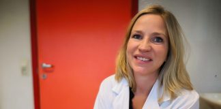 Kirurg og høyrselsspesialist Jeanette Hess-Erga ved Haukeland sjukehus viser fram spesialøyrepluggar som skal beskytte høyrsla di. Foto: Snorre Sandemose