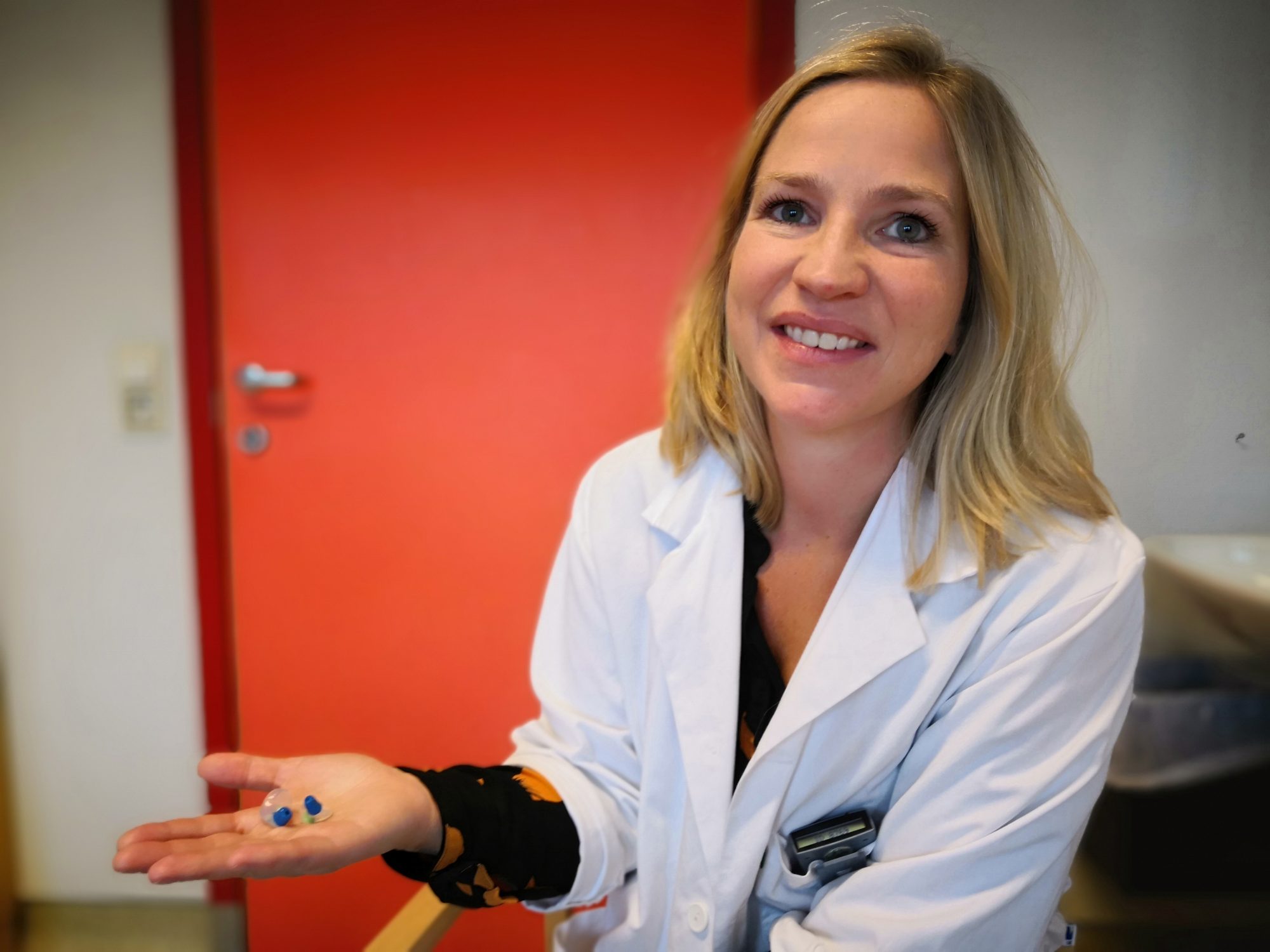 Kirurg og høyrselsspesialist Jeanette Hess-Erga ved Haukeland sjukehus viser fram spesialøyrepluggar som skal beskytte høyrsla di. Foto: Snorre Sandemose