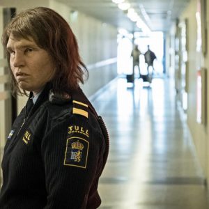 Skodespelar Eva Melander er ikkje til å kjenna att i rolla som tollinspektøren Tina. Foto: Another World Entertainment