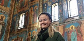 Johanne Furnes (23) i oppstandelseskyrkja i St. Petersburg. Foto: Privat