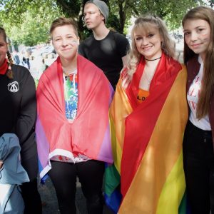 15-åringane Thea Børve, Cecilie Nøttland, Kathrine Paulsen og Julie Aarre synest det er viktig å bidra til at fleire kan føla seg inkluderte og at alle kan få vera seg sjølv. Foto: Svein Olav B. Langåker