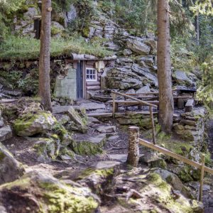 Hytta i Trøndelag blei bygd om lag 1900 og restaurert før den andre verdskrigen. I krigsåra blei ho brukt av norske motstandsfolk. Foto: Marius Nergård Pettersen