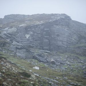 Denne steinbua ligg på eit fjell i vest. Stolpane i taker er impregnert med kreosot, noko som ifølgje boka gjer det mindre triveleg å vere der. Foto: Marius Nergård Pettersen