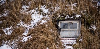 Koier, buer, gammar, hukar og halvtekker. Dei skjulte byggverka har mange namn. Boka Hemmelige hytter omtaler mange ulike sortar. Foto: Marius Nergård Pettersen