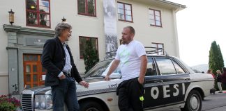 Sidan starten i 2004 har Ted Martin Granlund (t.h) køyrt rundt i heile landet og formidla dikt til tusenvis av ungdommar. Her saman med dagleg leiar av Hauge-senteret i Ulvik, Geir Netland under opninga av senteret i 2014. (Foto: Margunn Sundfjord / NPK).