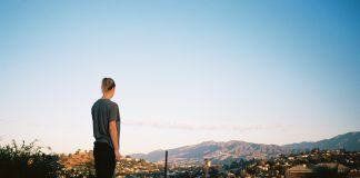 Anna Kleiva elskar LA, men er oppteken av at ikkje alle MÅ reise dit. Difor har forfattaren inkludert nokre tips som tek deg til LA utan flyturen. Foto: Yngvild Gotaas Torvik, Oktober Forlag