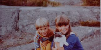 Torstein og Ellen Ugelstad som små på svaberg med katt.